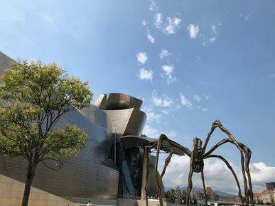 Spinne und Baum vor Guggenheim Museum