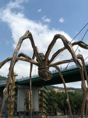 Spinne vor dem Gugenheim Museum