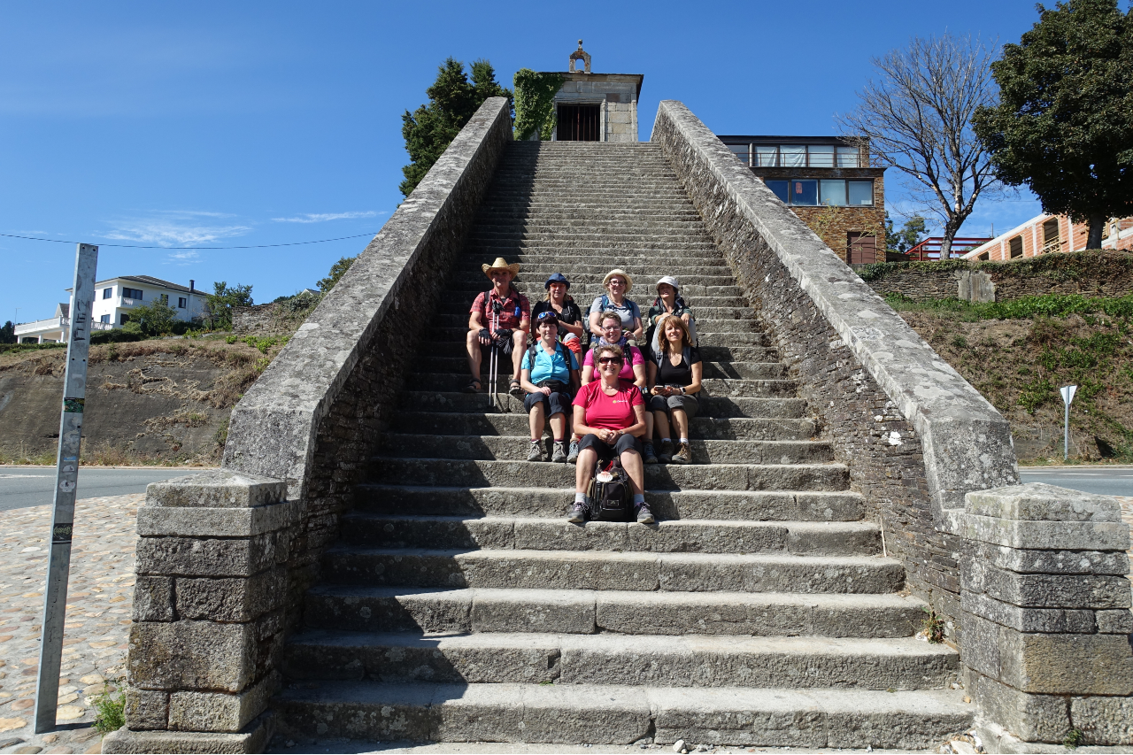 Wandergruppe auf Treppe nach Portomarin